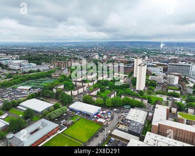 Dobbies Loan Area mit Drohnenblick auf das Stadtzentrum von Glasgow Stockfoto