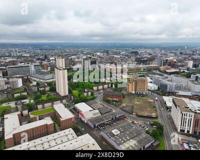 Dobbies Loan Area mit Drohnenblick auf das Stadtzentrum von Glasgow Stockfoto