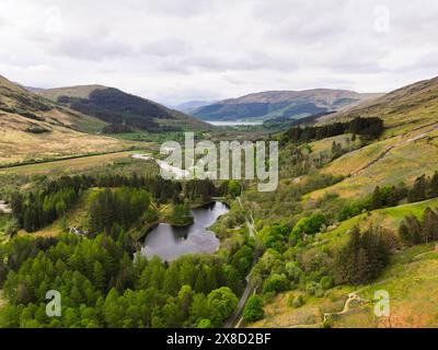 Drohnenblick von Clachaig aus der Luft in Richtung Glencoe Dorf Stockfoto