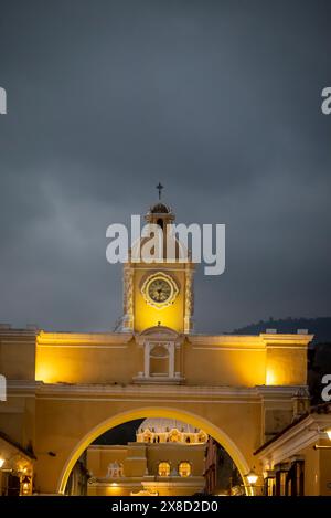 Santa Catalina Arch, eines der markantesten Wahrzeichen in Antigua Guatemala, an der 5th Avenue North. Erbaut im 17. Jahrhundert, Antigua, Guate Stockfoto