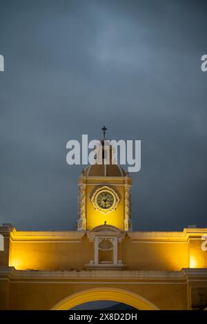 Santa Catalina Arch, eines der markantesten Wahrzeichen in Antigua Guatemala, an der 5th Avenue North. Erbaut im 17. Jahrhundert, Antigua, Guate Stockfoto