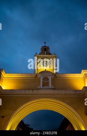 Santa Catalina Arch, eines der markantesten Wahrzeichen in Antigua Guatemala, an der 5th Avenue North. Erbaut im 17. Jahrhundert, Antigua, Guate Stockfoto