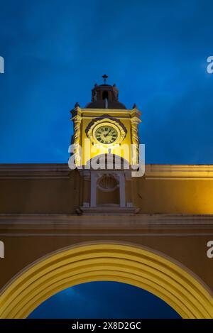 Santa Catalina Arch, eines der markantesten Wahrzeichen in Antigua Guatemala, an der 5th Avenue North. Erbaut im 17. Jahrhundert, Antigua, Guate Stockfoto