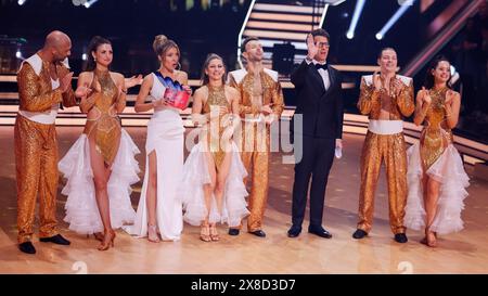 Köln, Deutschland. Mai 2024. Die Finalisten, Detlef D! Soost (l-r), Coach, mit Ekaterina Leonova, professionelle Tänzerin, Jana Wosnitza, Sportjournalist mit Vadim Garbuzov, professioneller Tänzer, und Gabriel Kelly, Sänger, mit Malika Dzumaev, Profi-Tänzerin, stehen Sie neben den Moderatoren Daniel Hartwich (3. von rechts) und Victoria Swarovski (3-V-l) auf der Tanzfläche im Finale der 17. Staffel der RTL-Tanzshow „Let's Dance“ im Koloneum. Sie konkurrieren um den Titel „Dancing Star 2024“. Quelle: Rolf Vennenbernd/dpa/Alamy Live News Stockfoto