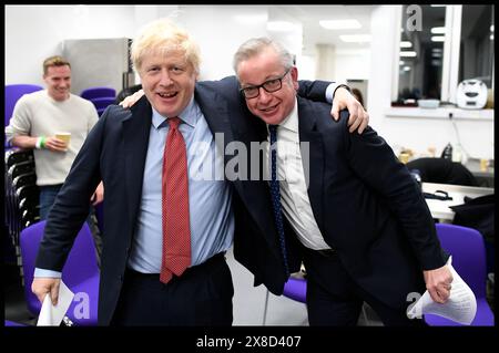 London, Großbritannien. Januar 2020. Image © lizenziert für Parsons Media. 13/12/2019. London, Vereinigtes Königreich. Boris Johnson Gewinnt 2019 Die Parlamentswahlen. Boris Johnson Wahlabend. Kabinettsmitglieder im Grünen Raum warten darauf, bei einer Kundgebung im QEII-Zentrum auf die Bühne zu gehen, nachdem der britische Premierminister Boris Johnson bei den Parlamentswahlen 2019 die Gesamtmehrheit hat. Boris and Michael Gove Picture by Credit: andrew parsons/Alamy Live News Stockfoto