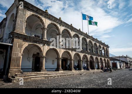 Palacio Del Ayuntamiento oder Rathaus auf der Nordseite des Central Parks, Antigua, Guatemala Stockfoto