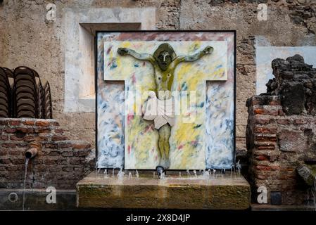 Moderne Kruzifix-Skulptur und Wasserbrunnen, Santo Domingo Kirche und Kloster, eine Ruine Kloster aus dem 16. Jahrhundert, zerstört im Sant 1773 Stockfoto