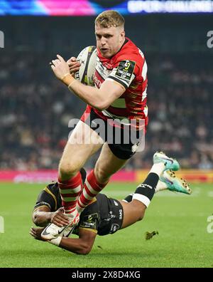 Gloucester Rugby's Ollie Thorley (Top) wird im Finale des EPCR Challenge Cup im Tottenham Hotspur Stadium in London von Grant Williams von Hollywoodbet Sharks angegriffen. Bilddatum: Freitag, 24. Mai 2024. Stockfoto