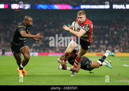 Gloucester Rugby's Ollie Thorley (Top) wird im Finale des EPCR Challenge Cup im Tottenham Hotspur Stadium in London von Grant Williams von Hollywoodbet Sharks angegriffen. Bilddatum: Freitag, 24. Mai 2024. Stockfoto