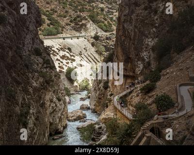 El Chorro, Spanien, 15. September 2023: Touristen gehen auf dem Fußweg in der Schlucht des El Caminito del Rey in Andalusien, Malaga, Spanien Stockfoto