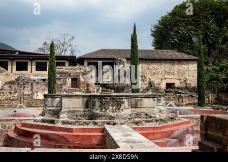 Hauptkloster und Wasserbrunnen, Santo Domingo Church and Monastery, eine Ruine des Klosters aus dem 16. Jahrhundert, das 1773 in Santa Marta Eart zerstört wurde Stockfoto