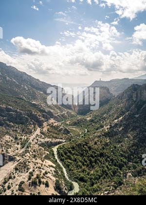 Ein Blick aus der Vogelperspektive auf die Wanderroute El Caminito Del Rey in der Schlucht des Guadalhorce, vom Mirador de Las Buitreras aus gesehen Stockfoto