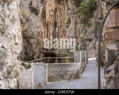 El Chorro, Spanien, 15. September 2023: Touristen gehen auf dem Fußweg am Anfang des El Caminito del Rey in Andalusien, Malaga, Spanien Stockfoto