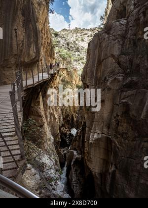 El Chorro, Spanien, 15. September 2023: Touristen gehen auf dem Fußweg in der Schlucht des El Caminito del Rey in Andalusien, Malaga, Spanien Stockfoto