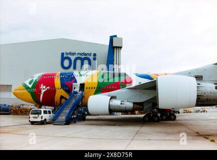 South African Airways Boeing 747-300 Flugzeug ZS-SAJ nannte Ndizani in einem speziellen farbenfrohen Farbschema, das am Flughafen London Heathrow vom BMI, British Midland International, Wartungshangar parkte. BMI stellte seinen Betrieb 2012 ein. Die 747 wurden 2004 außer Betrieb genommen und 2008 verschrottet Stockfoto