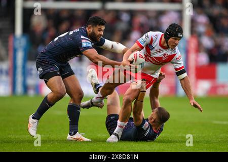 Jonny Lomax aus St. Helens wird von Ash Handley aus Leeds Rhinos und Rhyse Martin aus Leeds Rhinos während des Spiels der Betfred Super League Runde 12 von St. Helens gegen Leeds Rhinos im Totally Wicked Stadium, St Helens, Großbritannien, 24. Mai 2024 (Foto: Craig Thomas/News Images) in am 24. Mai 2024. (Foto: Craig Thomas/News Images/SIPA USA) Credit: SIPA USA/Alamy Live News Stockfoto