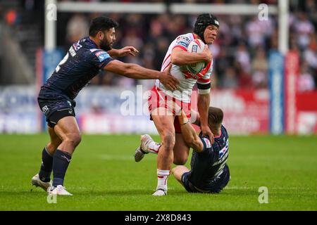 Jonny Lomax aus St. Helens wird von Ash Handley aus Leeds Rhinos und Rhyse Martin aus Leeds Rhinos während des Spiels der Betfred Super League Runde 12 von St. Helens gegen Leeds Rhinos im Totally Wicked Stadium, St Helens, Großbritannien, 24. Mai 2024 (Foto: Craig Thomas/News Images) in am 24. Mai 2024. (Foto: Craig Thomas/News Images/SIPA USA) Credit: SIPA USA/Alamy Live News Stockfoto