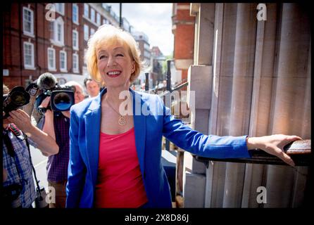 London, Großbritannien. Juli 2016. Image © lizenziert für Parsons Media. 04/07/2016. London, Vereinigtes Königreich. Andrea Leadsom-konservative Führungsrolle. Andrea Leadsom startet ihre Kandidatur für die Führung der Konservativen Partei. Der britische Premierminister David Cameron kündigte an, dass er im September zurücktreten werde, nachdem das ungebundene Königreich für den Austritt aus der EU gestimmt hatte. Foto: andrew parsons/Alamy Live News Stockfoto