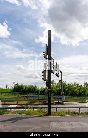 Schilder für Gantry und Mast mit Ampel und Schildern an der Kreuzung von zwei Straßen. Stockfoto
