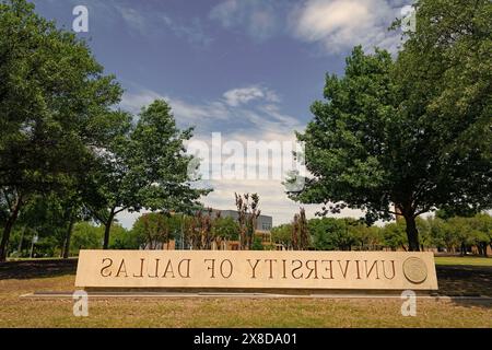 Dallas, USA - 24. April 2023: Schild auf dem Campus der Unioversity of Dallas im Outdoor Park. Stockfoto