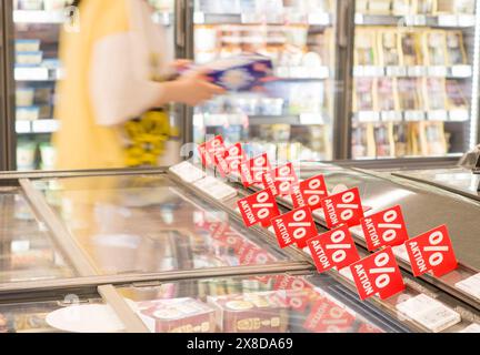 Berlin, Deutschland. Mai 2024. Ein Kunde kauft am 24. Mai 2024 in einem Supermarkt in Berlin ein. Deutschland verzeichnete nach Angaben des Statistischen Bundesamtes (Destatis) am Freitag im ersten Quartal (Q1) ein leichtes Wirtschaftswachstum um 0,2 Prozent gegenüber dem Vorquartal. Quelle: Ren Pengfei/Xinhua/Alamy Live News Stockfoto