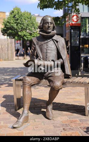 Tonabguss von New Inn Yard Bard - Statue von William Shakespeare, in der Nähe des Elizabethan Shoreditch Theatre im Osten Londons, Großbritannien Stockfoto