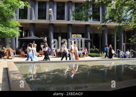 Grüner und sonniger Pancras Square inmitten der modernen Bürogebäude am Kings Cross im Norden Londons, Großbritannien Stockfoto