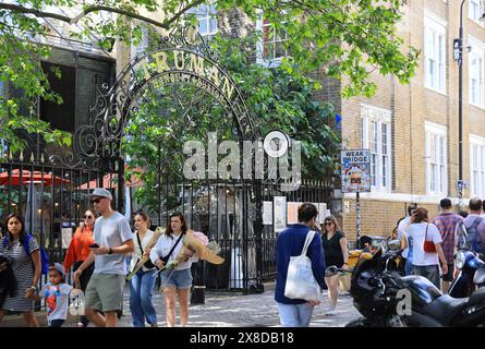 Eintritt in die Truman Brewery, einst die größte Brauerei der Welt, und jetzt in Kürze erweitert, in der lebhaften Gegend von Brick Lane im Osten Londons, Großbritannien Stockfoto