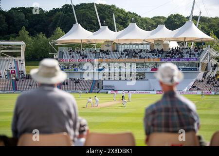 Southampton, Großbritannien. 24. Mai 2024. Zuschauer genießen Cricket während des Spiels der Vitality County Championship Division One zwischen Hampshire und Surrey im Utilita Bowl. Quelle: Dave Vokes/Alamy Live News Stockfoto