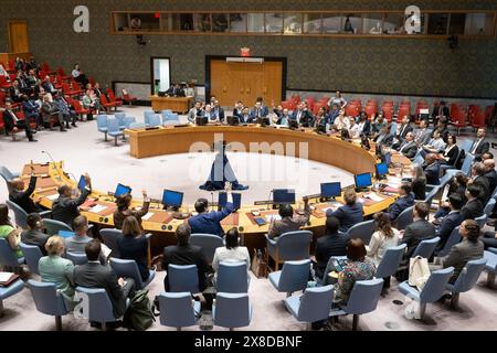 (240524) -- VEREINTEN NATIONEN, 24. Mai 2024 (Xinhua) -- Vertreter stimmen während einer Sitzung des UN-Sicherheitsrats am 24. Mai 2024 im Hauptquartier der Vereinten Nationen in New York über einen Resolutionsentwurf ab. Der Sicherheitsrat hat am Freitag eine Resolution angenommen, in der alle staaten aufgefordert werden, das humanitäre Personal sowie das Personal der Vereinten Nationen und beigeordnetes Personal zu achten und zu schützen. (Manuel Elias/UN Foto/Handout via Xinhua) Credit: Xinhua/Alamy Live News Stockfoto