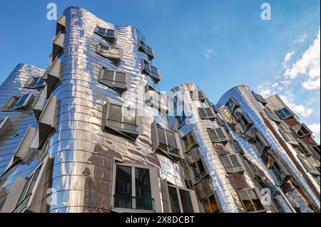 Blick auf die berühmten Frank Gehry Gebäude im Düsseldorfer Hafen Stockfoto