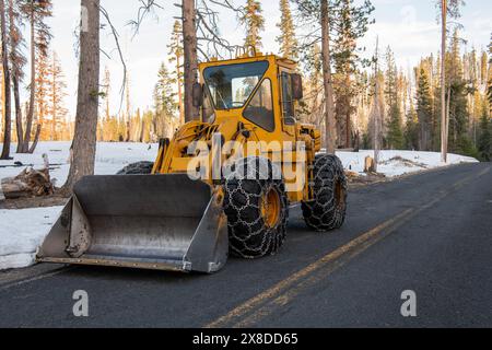 Ein Schneepflug parkt auf einer Straße im Lassen-Nationalpark in Kalifornien. Stockfoto