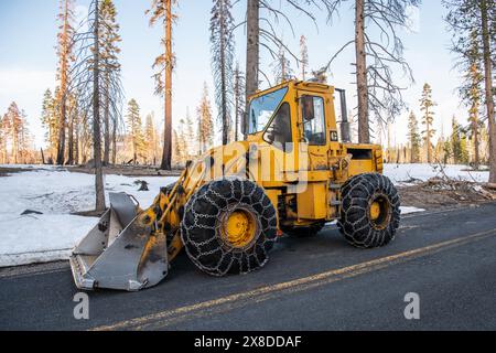 Ein Schneepflug parkt auf einer Straße im Lassen-Nationalpark in Kalifornien. Stockfoto