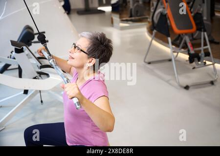 Erwachsene kaukasische Frau in Sportbekleidung, die im Fitnessstudio Sport treibt Stockfoto