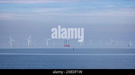 Offshore-Windpark mit GMS Endeavour, der am 21. Mai 2024 Windturbinen vor der Küste am Crosby Beach in der Nähe von Liverpool, Lancashire, Vereinigtes Königreich, installiert Stockfoto