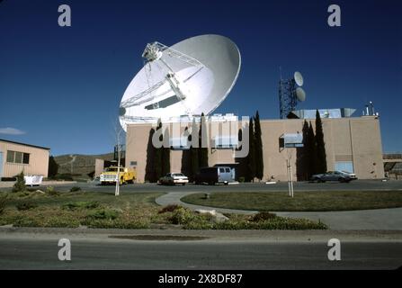 Fort Irwin, CA., USA, ca. 1984. Der Goldstone Deep Space Communications Complex (GDSCC), gemeinhin Goldstone Observatory genannt, befindet sich in Fort Irwin im US-Bundesstaat Kalifornien. Betrieben vom Jet Propulsion Laboratory (JPL) der NASA, um interplanetare Weltraummissionen zu verfolgen und mit ihnen zu kommunizieren. Benannt ist sie nach Goldstone, Kalifornien, einer nahe gelegenen Geisterstadt im Goldbergbau. Die größte, eine 70 Meter (230 ft) große Cassegrain-Antenne, wird für die Kommunikation mit Weltraummissionen zu den äußeren Planeten, wie der Voyager-Raumsonde, verwendet. Stockfoto