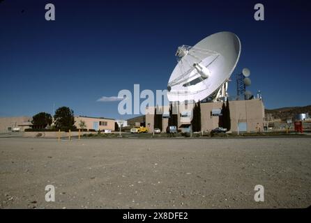 Fort Irwin, CA., USA, ca. 1984. Der Goldstone Deep Space Communications Complex (GDSCC), gemeinhin Goldstone Observatory genannt, befindet sich in Fort Irwin im US-Bundesstaat Kalifornien. Betrieben vom Jet Propulsion Laboratory (JPL) der NASA, um interplanetare Weltraummissionen zu verfolgen und mit ihnen zu kommunizieren. Benannt ist sie nach Goldstone, Kalifornien, einer nahe gelegenen Geisterstadt im Goldbergbau. Die größte, eine 70 Meter (230 ft) große Cassegrain-Antenne, wird für die Kommunikation mit Weltraummissionen zu den äußeren Planeten, wie der Voyager-Raumsonde, verwendet. Stockfoto