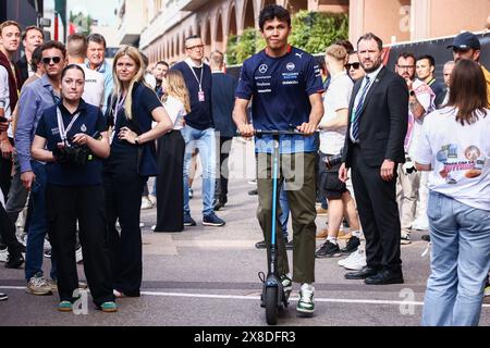 Monte Carlo, Monaco. Mai 2024. Alexander Albon von Williams wird auf einem Roller im Fahrerlager nach dem zweiten Training vor dem Formel 1 Grand Prix von Monaco am 24. Mai 2024 auf dem Circuit de Monaco in Monte-Carlo, Monaco, gesehen. (Kreditbild: © Beata Zawrzel/ZUMA Press Wire) NUR REDAKTIONELLE VERWENDUNG! Nicht für kommerzielle ZWECKE! Stockfoto
