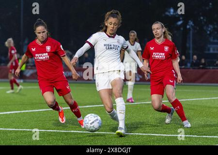 Enschede, Niederlande. Mai 2024. ENSCHEDE, Sportpark Schreurserve, 24.05.2024, Saison 2023/2024, Eredivisiecup während des Spiels Twente - PSV (vr.) Eredivisiecup FC Twente-Spielerin Marisa Olislagers PSV-Spielerin Joelle Smits Credit: Pro Shots/Alamy Live News Stockfoto