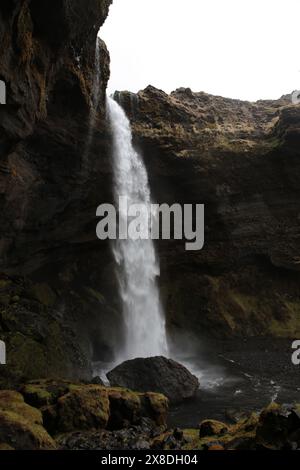 Island - 2024 05 02, Landschaftsbild auf Island, Wasserfall Kvernufoss Stockfoto