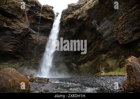 Island - 2024 05 02, Landschaftsbild auf Island, Wasserfall Kvernufoss Stockfoto