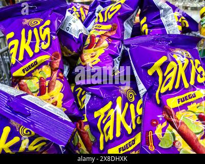 Kiel, Deutschland - 23.Mai 2024: Mehrere lila Taschen mit Takis Hot Chips in einem Supermarkt Stockfoto