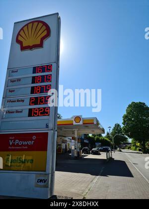 Kiel, Deutschland - 23.Mai 2024: Die Preistafel einer Shell-Tankstelle in Deutschland zeigt bei schönem Wetter hohe Preise Stockfoto