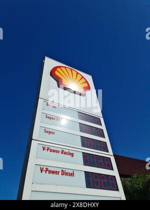 Kiel, Deutschland - 23.Mai 2024: Die Preistafel einer Shell-Tankstelle in Deutschland zeigt bei schönem Wetter hohe Preise Stockfoto