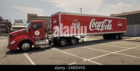 New York City, USA - 08. Juli 2023: Kenworth T680 Coca-Cola-Truck parkt Stockfoto