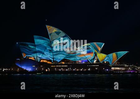 Sydney, Australien. Mai 2024. Lighting of the Sails: Echo (2024) der australischen Künstlerin Julia Gutman and Pleasant Company wird auf das Segel des Sydney Opera House projiziert, das sich während der Vivid Sydney 2024 am Bennelong Point in Sydney befindet. Vivid Sydney ist eine jährliche Veranstaltung, bei der Kreativität, Innovation und Technologie gefeiert werden. Die Veranstaltung wird durch Lichtskulpturen, multimediale interaktive Arbeiten und Lichtprojektionen auf großen Gebäuden rund um Sydney hervorgehoben. Die diesjährige Feier dauert ab dem 24.. Bis 15. Mai. Juni 2024. Quelle: SOPA Images Limited/Alamy Live News Stockfoto