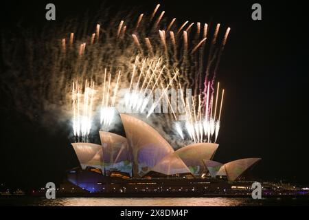 Sydney, Australien. Mai 2024. Um das Opernhaus von Sydney am Bennelong Point explodiert ein Feuerwerk, das den Beginn von Vivid Sydney signalisiert. Vivid Sydney ist eine jährliche Veranstaltung, bei der Kreativität, Innovation und Technologie gefeiert werden. Die Veranstaltung wird durch Lichtskulpturen, multimediale interaktive Arbeiten und Lichtprojektionen auf großen Gebäuden rund um Sydney hervorgehoben. Die diesjährige Feier dauert ab dem 24.. Bis 15. Mai. Juni 2024. (Foto: Luis Veniegra/SOPA Images/SIPA USA) Credit: SIPA USA/Alamy Live News Stockfoto