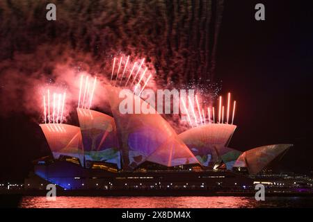 Sydney, Australien. Mai 2024. Um das Opernhaus von Sydney am Bennelong Point explodiert ein Feuerwerk, das den Beginn von Vivid Sydney signalisiert. Vivid Sydney ist eine jährliche Veranstaltung, bei der Kreativität, Innovation und Technologie gefeiert werden. Die Veranstaltung wird durch Lichtskulpturen, multimediale interaktive Arbeiten und Lichtprojektionen auf großen Gebäuden rund um Sydney hervorgehoben. Die diesjährige Feier dauert ab dem 24.. Bis 15. Mai. Juni 2024. (Foto: Luis Veniegra/SOPA Images/SIPA USA) Credit: SIPA USA/Alamy Live News Stockfoto