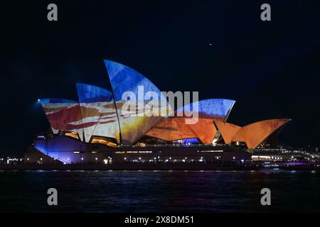 Lighting of the Sails: Echo (2024) der australischen Künstlerin Julia Gutman and Pleasant Company wird auf das Segel des Sydney Opera House projiziert, das sich während der Vivid Sydney 2024 am Bennelong Point in Sydney befindet. Vivid Sydney ist eine jährliche Veranstaltung, bei der Kreativität, Innovation und Technologie gefeiert werden. Die Veranstaltung wird durch Lichtskulpturen, multimediale interaktive Arbeiten und Lichtprojektionen auf großen Gebäuden rund um Sydney hervorgehoben. Die diesjährige Feier dauert ab dem 24.. Bis 15. Mai. Juni 2024. (Foto: Luis Veniegra/SOPA Images/SIPA USA) Stockfoto