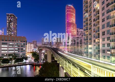 Skyline der Innenstadt von Miami im Brickell District mit Metromover Monorail, Florida, USA Stockfoto